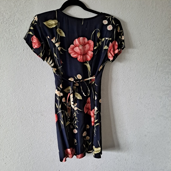 R - Wear Vintage Floral Dress - Picture 6 of 8